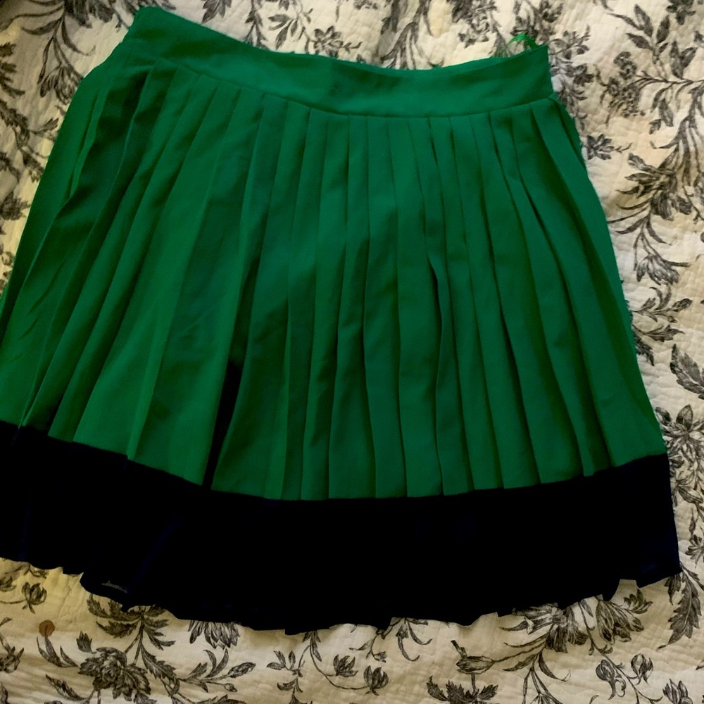 GREEN pleated skirt with navy bottom